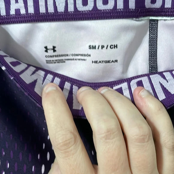 💰Under Armour HeatGear Compression Purple & White Pattern Crop Leggings Sz Small - Picture 3 of 6